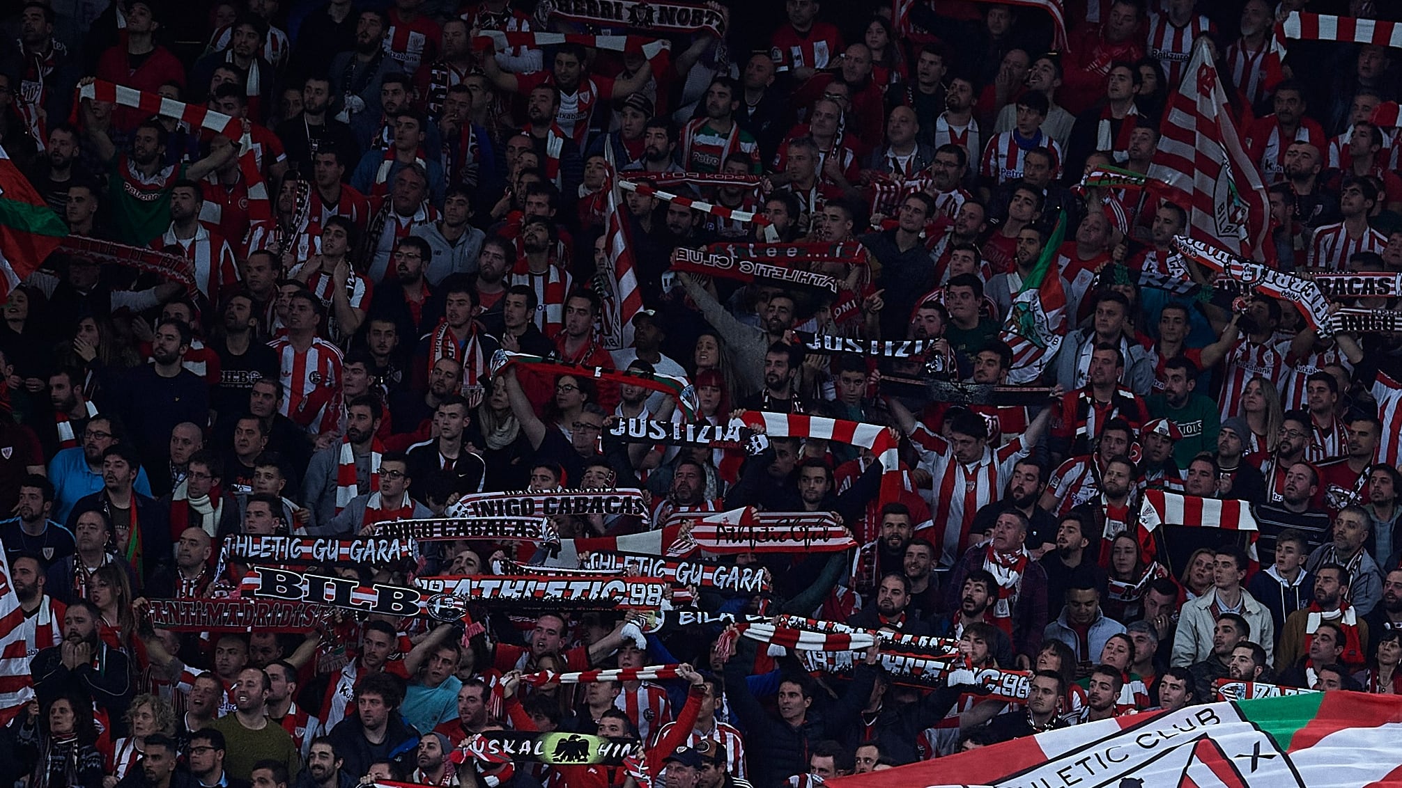 Parte de la grada de animación de San Mamés celebra un gol del Athletic