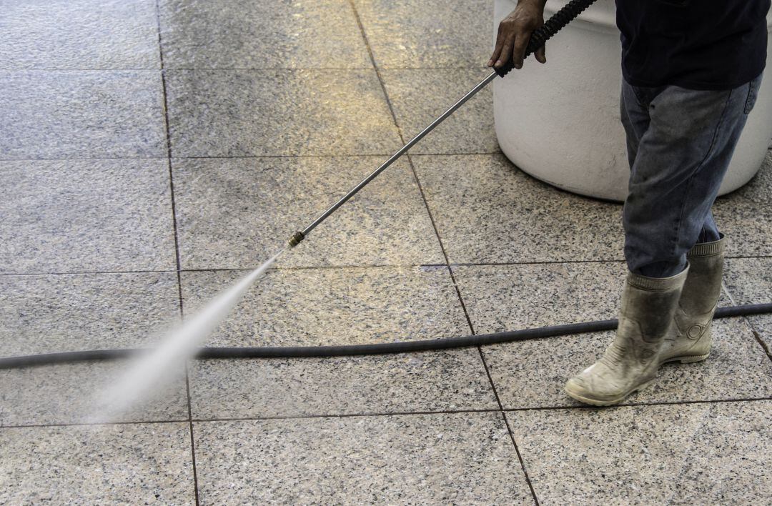 El Ayuntamiento de Palencia intensifica el baldeo, riego y desinfección de las calles