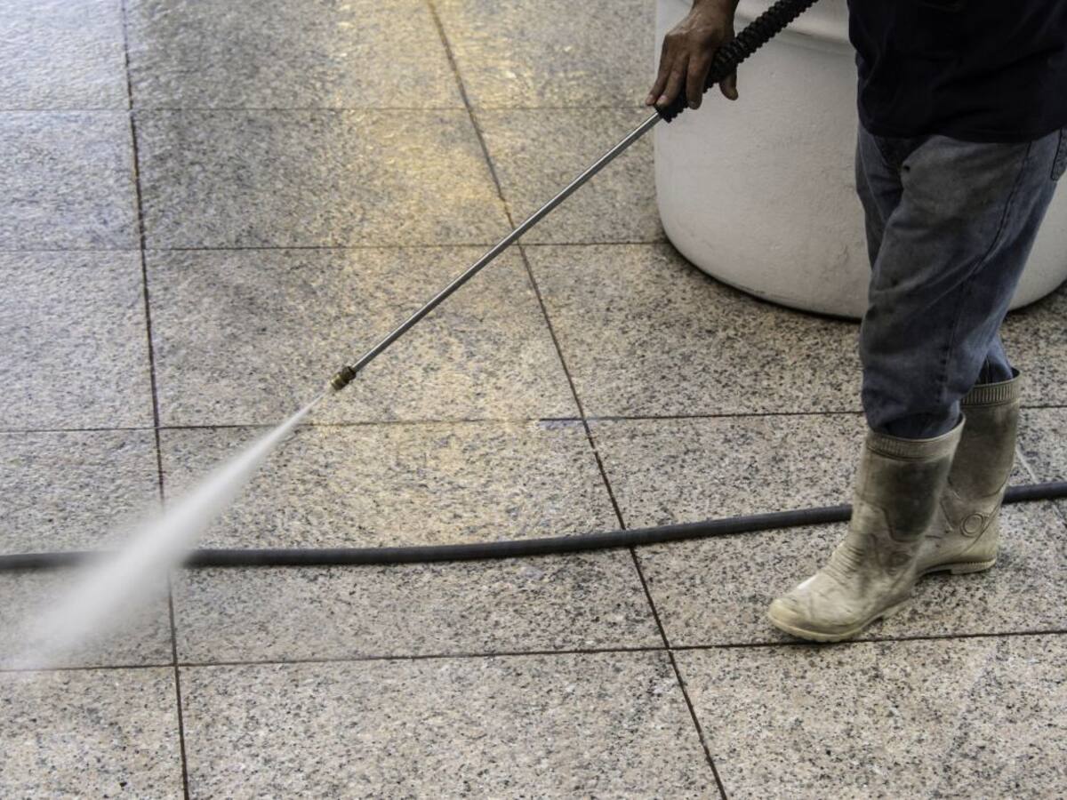 El Ayuntamiento intensifica el baldeo, riego y desinfección de la ciudad