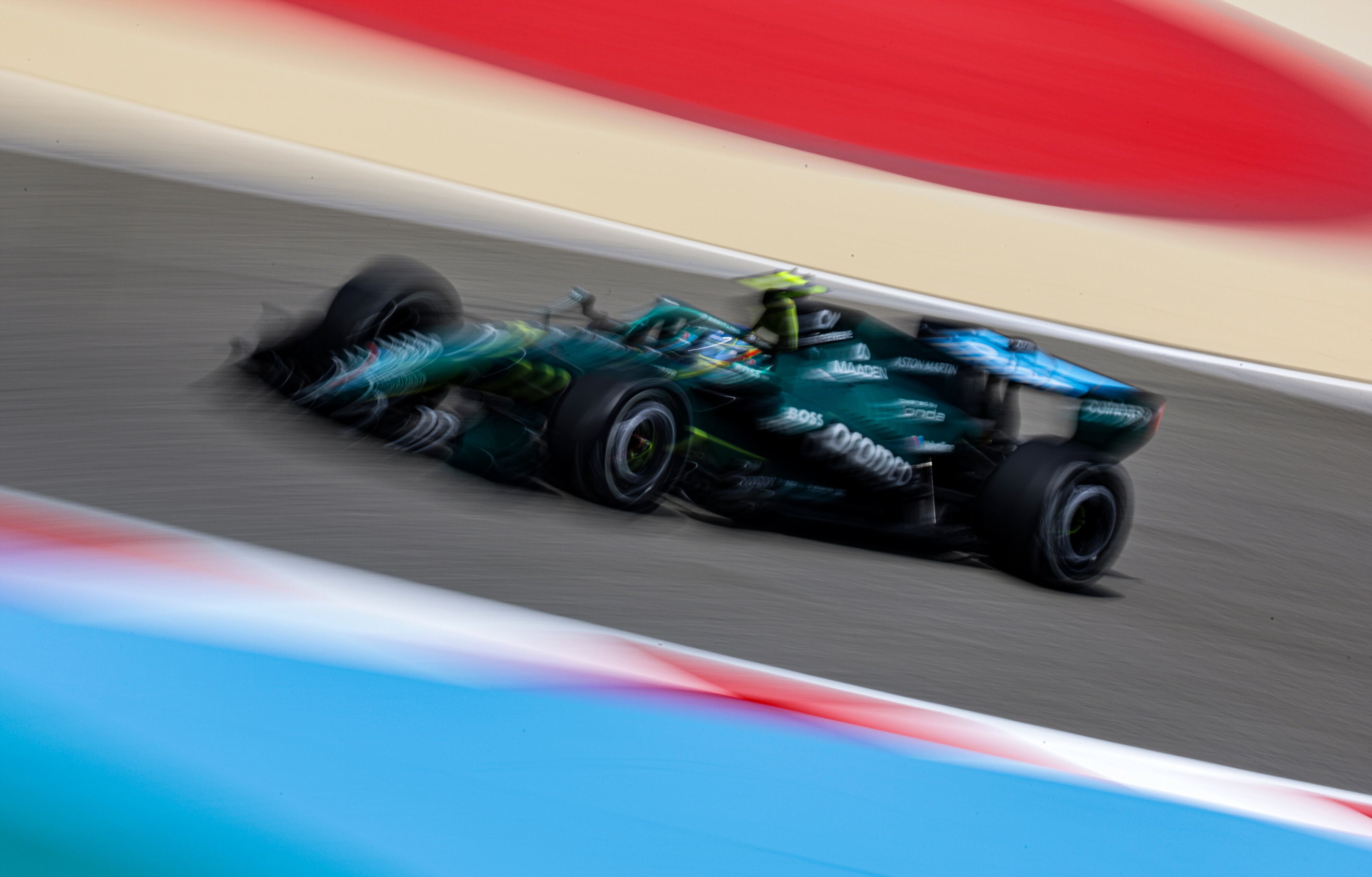 Fernando Alonso rueda con el nuevo Aston Martin en el circuito de Sakhir