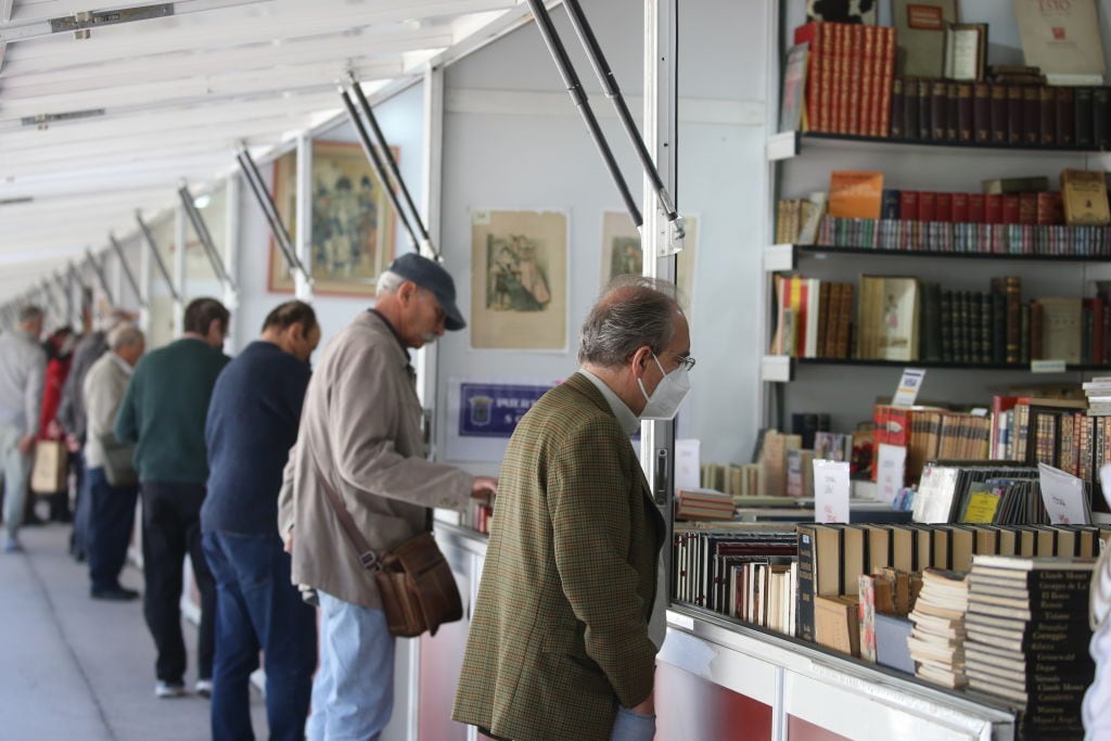 Asistentes a la Feria del Libro de Madrid