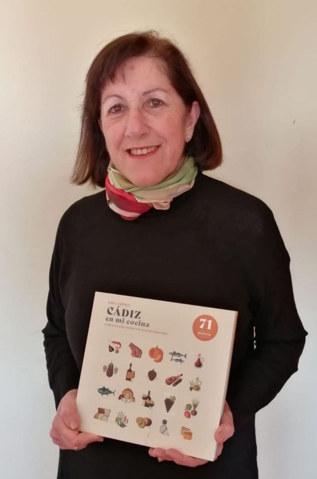 Lola López de la Orden, con un ejemplar de su libro de recetas
