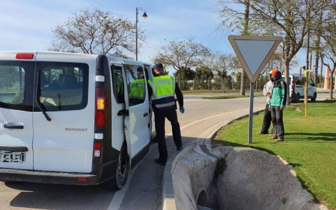 La Comunidad pide que la población extreme el cumplimiento de las medidas de seguridad en el transporte de trabajadores tras detectar un cierto “relajamiento” 