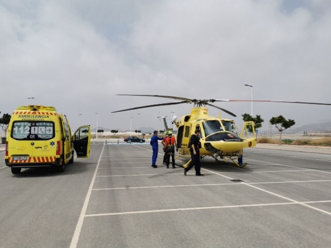 Traslado en helicóptero del senderista que ha sufrido un golpe de calor hasta el hospital Santa Lucía de Cartagena