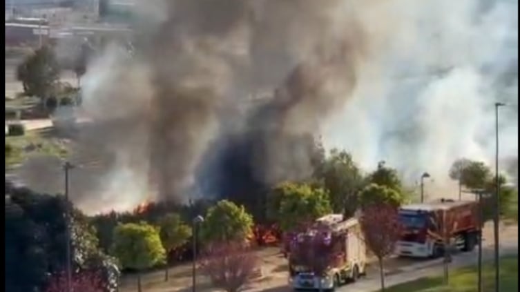 Incendio junto a las vías de ADIF