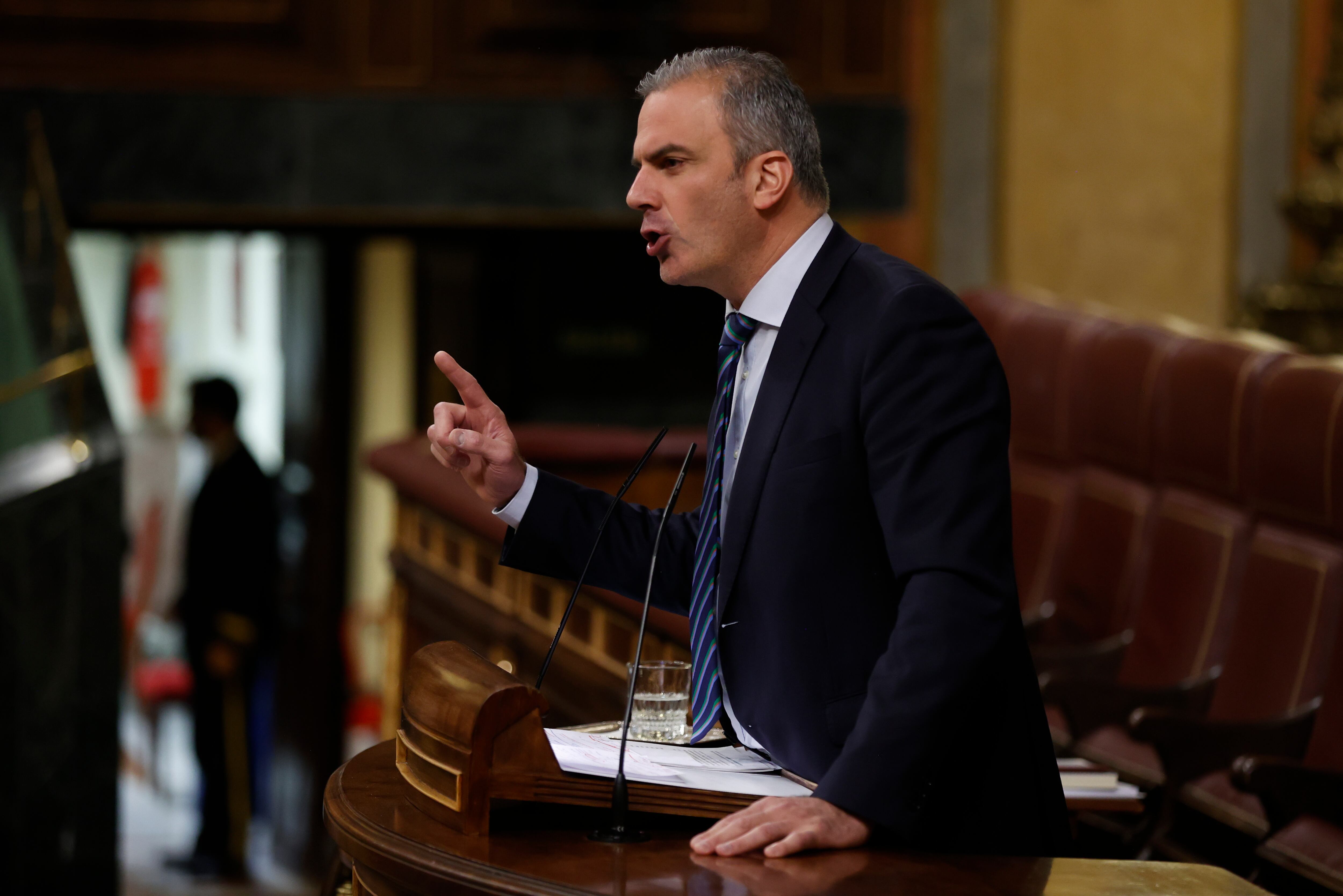 El diputado de Vox Javier Ortega Smith, durante su intervención en la sesión de control al Gobierno este miércoles en el Congreso. EFE/ JUAN CARLOS HIDALGO