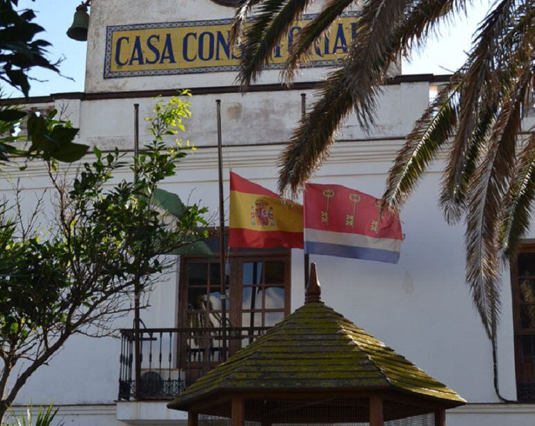 Banderas a media asta en el Ayuntamiento de Tarifa 