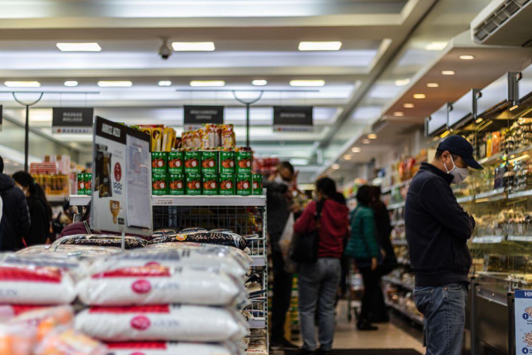 Gente comprando en un supermercado.