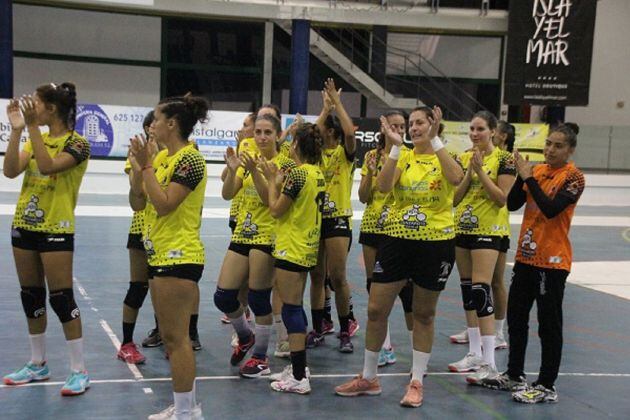 Las jugadoras del Puerto del Carmen aplaudiendo tras terminar uno de sus partidos.