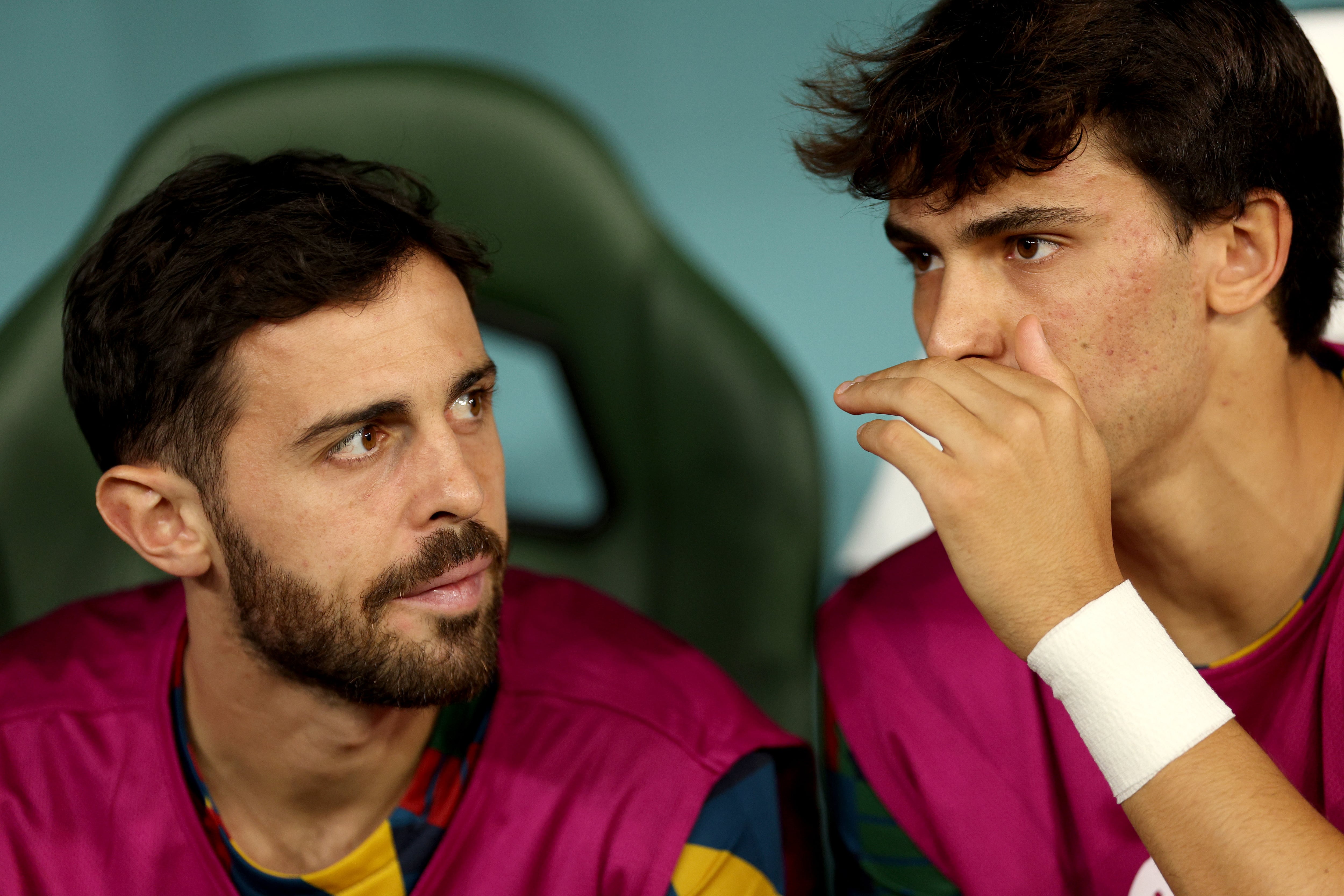 Bernardo Silva y Joao Félix hablan en el banquillo de Portugal durante un partido del pasado Mundial de Qatar