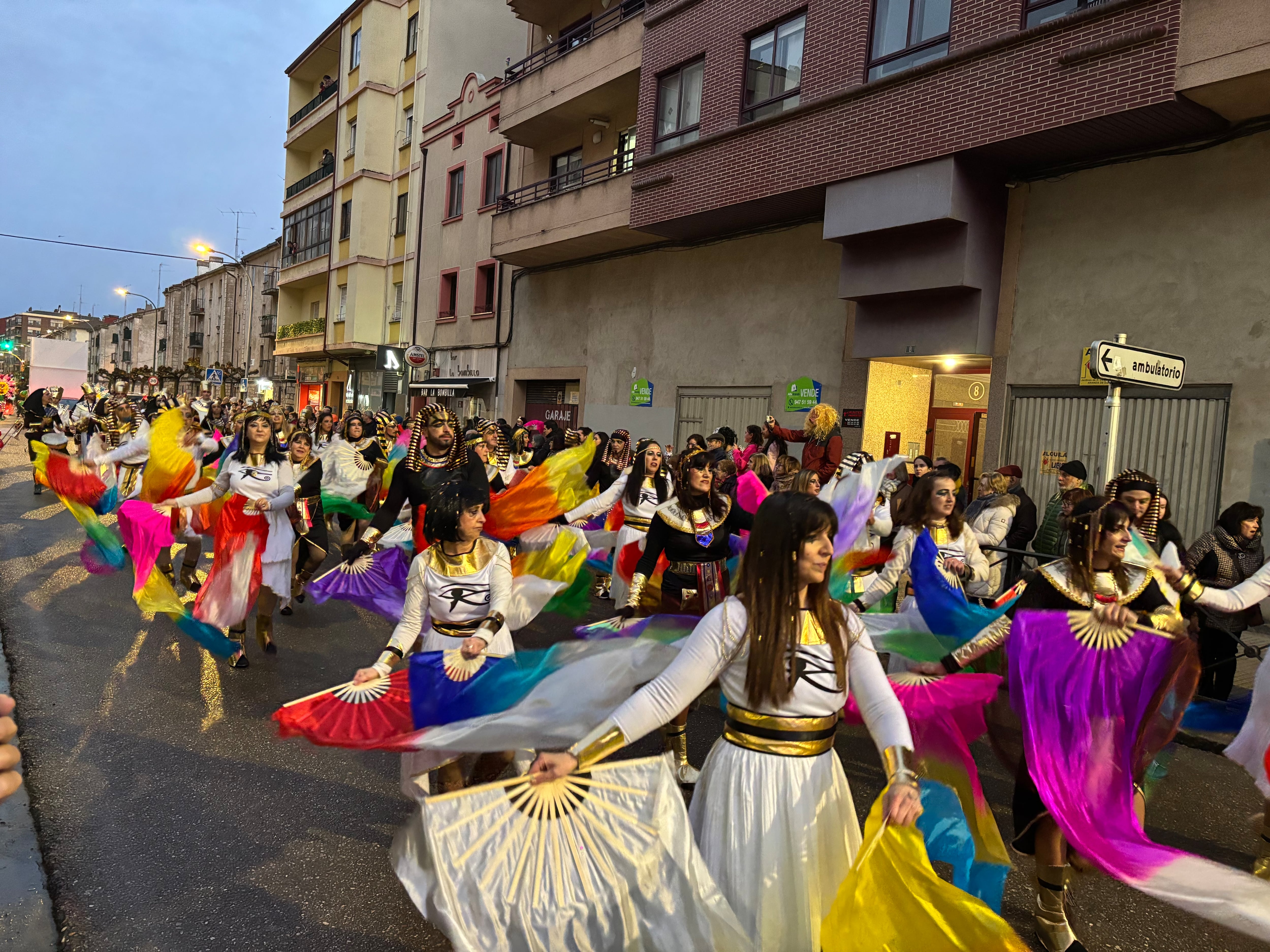 Batucada y bailes para comenzar el desfile