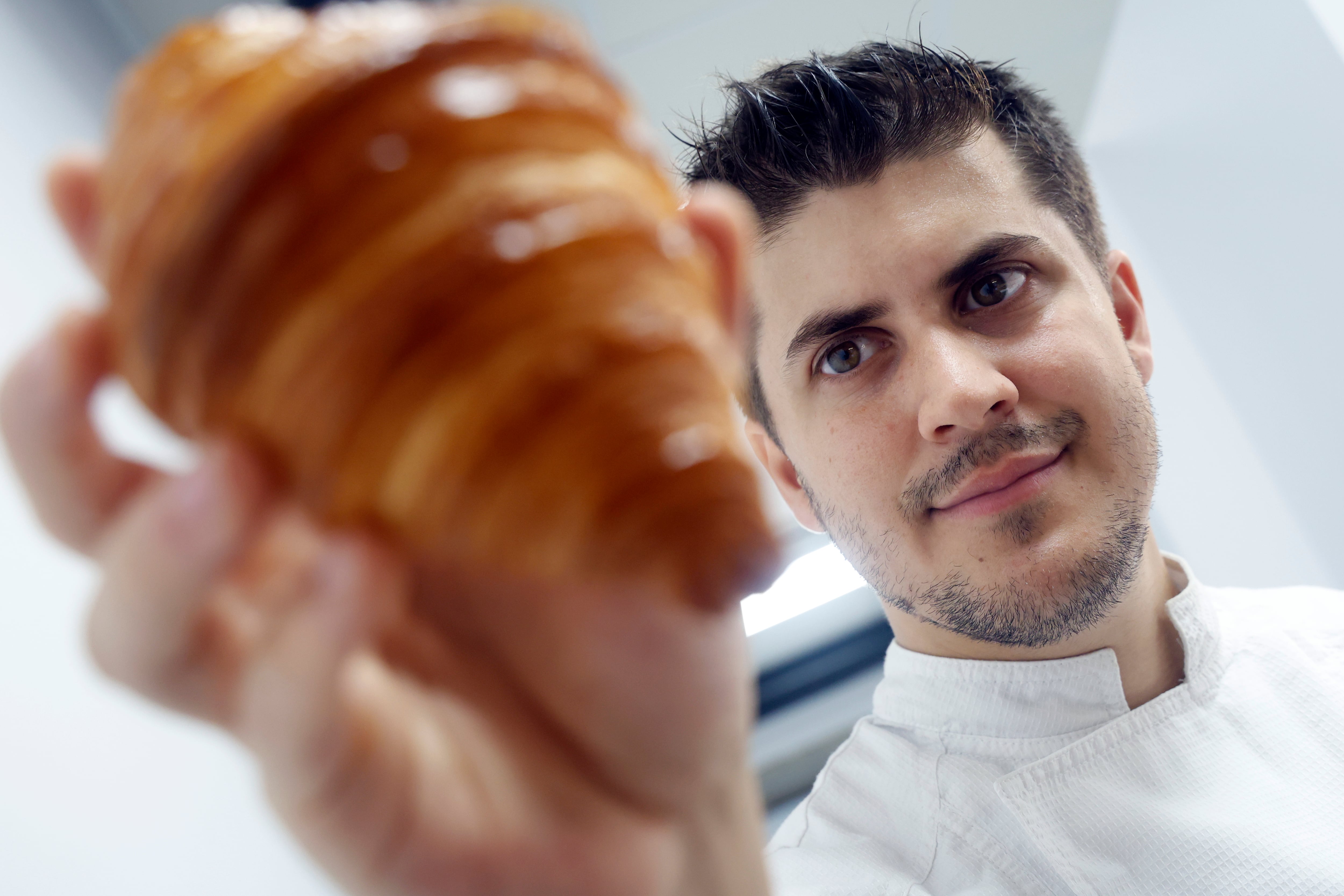 Santiago Yáñez, en el nuevo local de KeriKO en la plaza de Amboage de Ferrol (foto: Kiko Delgado / EFE)