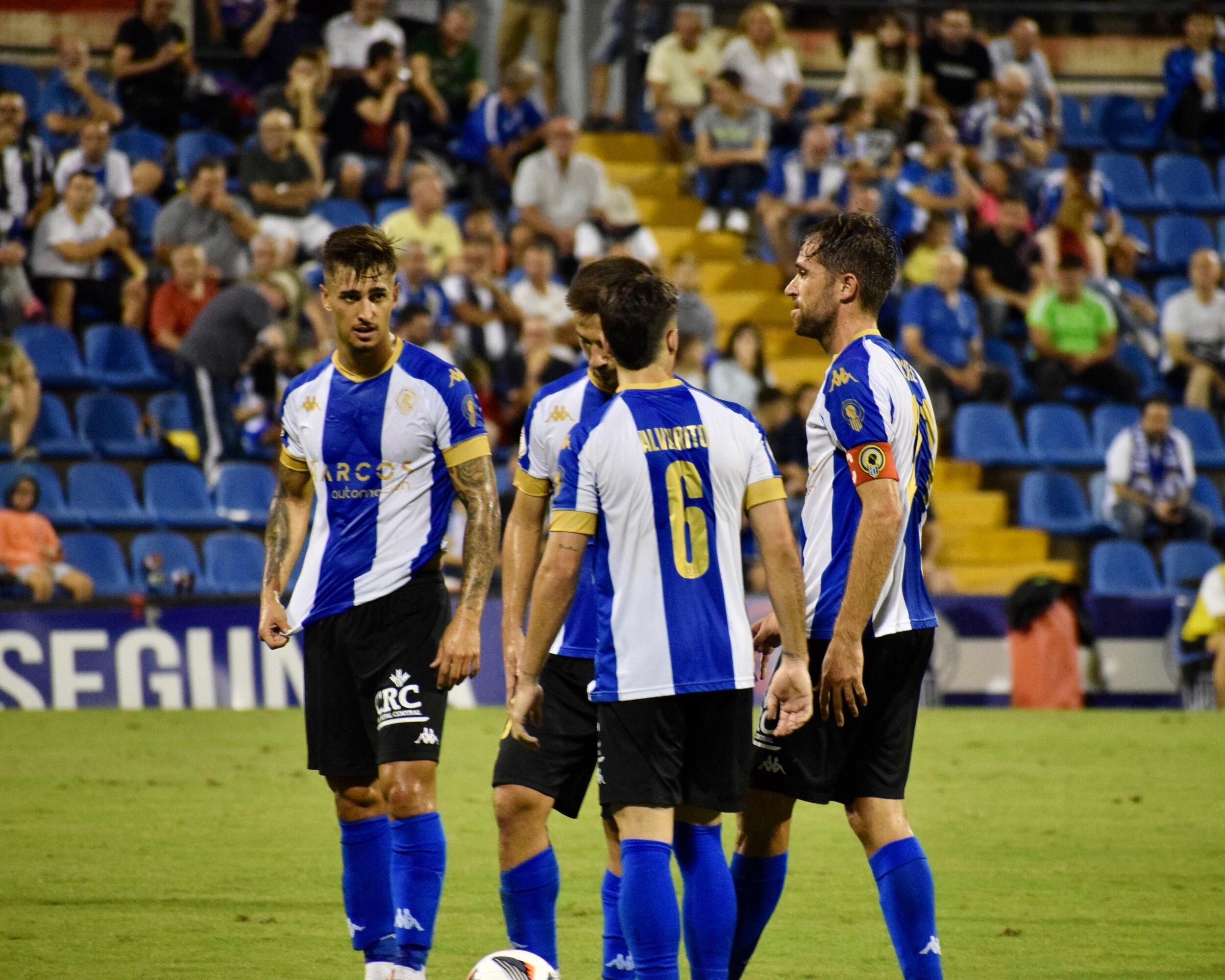 Jugadores del Hércules, frente al Espanyol B