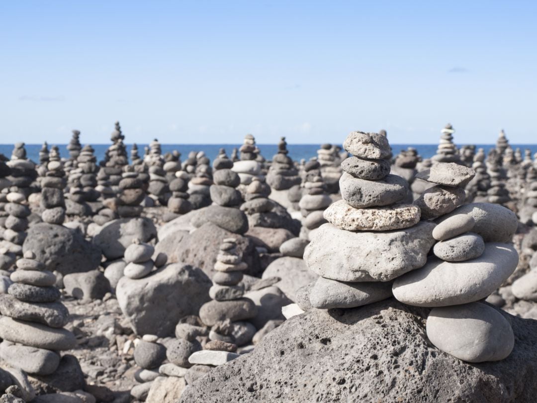 Por qué no debes apliar piedras en la playa o la naturaleza.