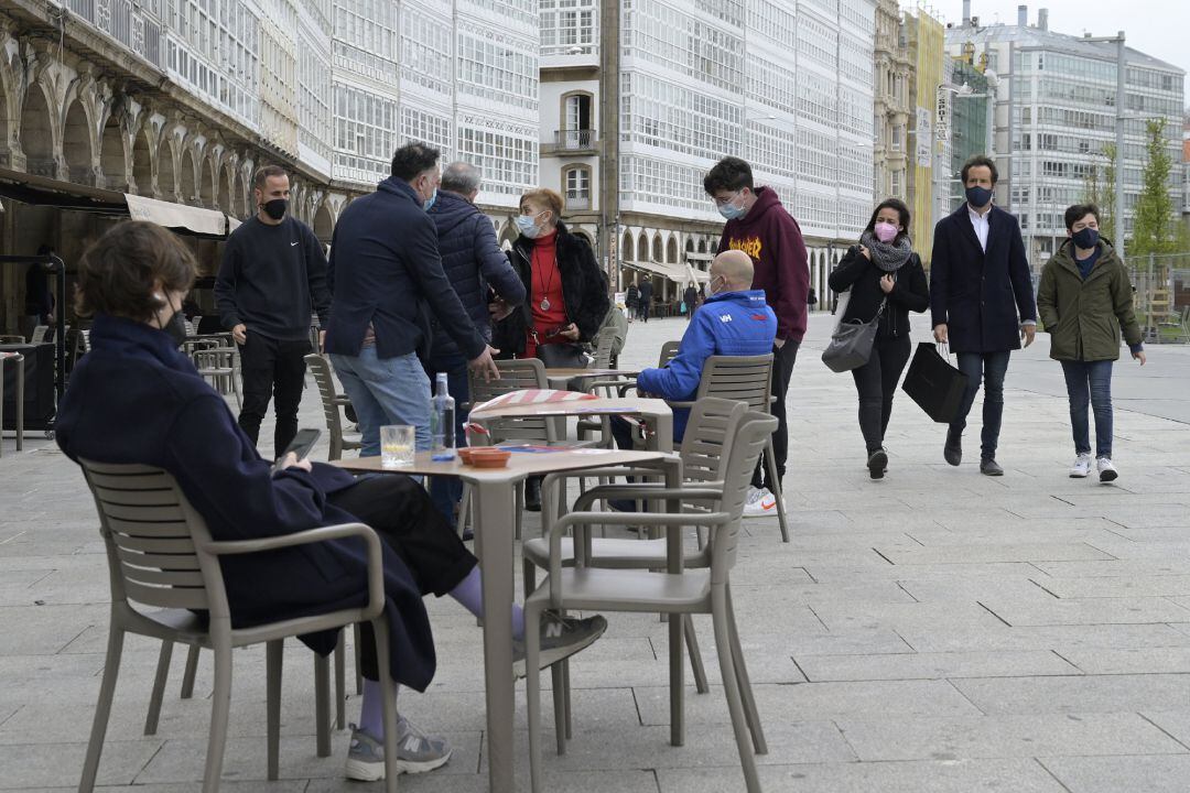 Varias personas en la terraza de un restaurante, en A Coruña, Galicia (España), a 19 de marzo de 2021