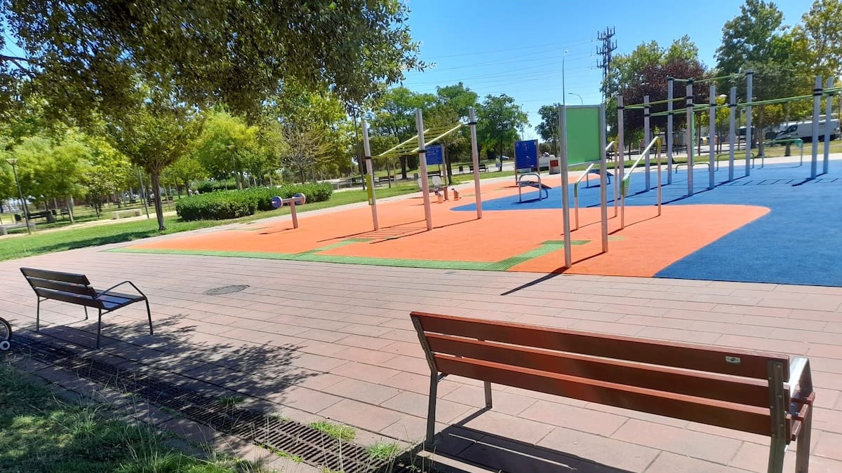 El Ayuntamiento de Alcorcón apuesta por "ampliar y mejorar" el mobiliario urbano, especialmente para personas mayores y con problemas de movilidad