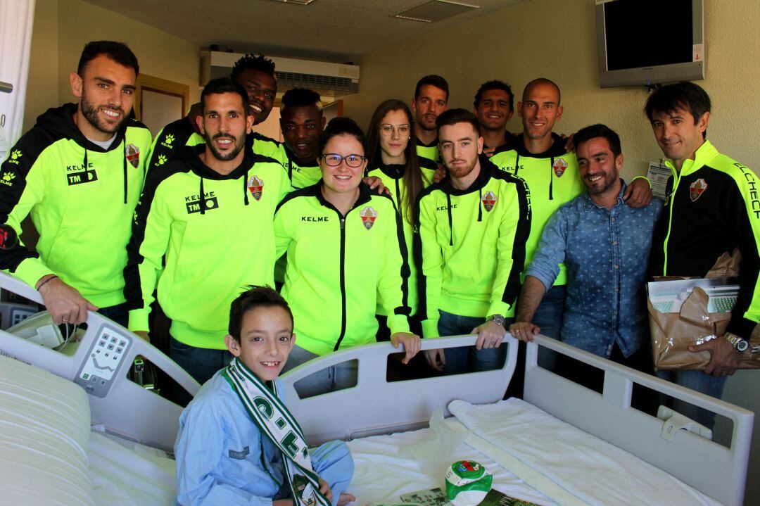 Una delegación del Elche ha visitado a los niños ingresados en los hospitales ilicitanos