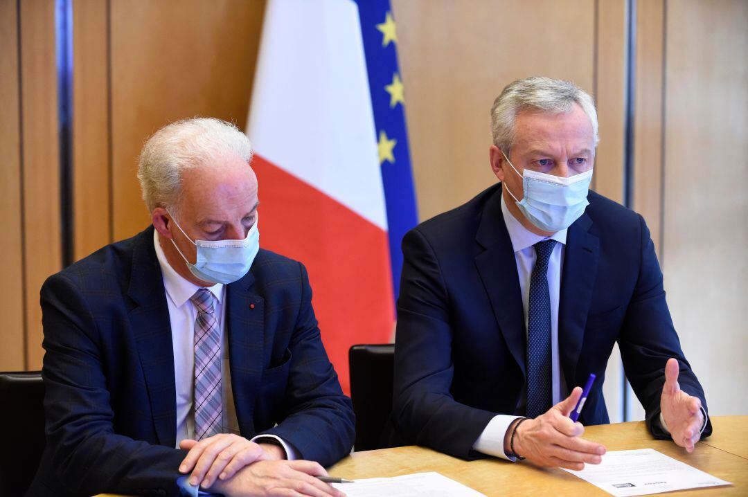 El ministro francés de Economía y Finanzas, Bruno Le Maire (d), durante la reunión por videoconferencia con diferentes agentes del sector del comercio para acordar el aplazamiento del Black Friday.