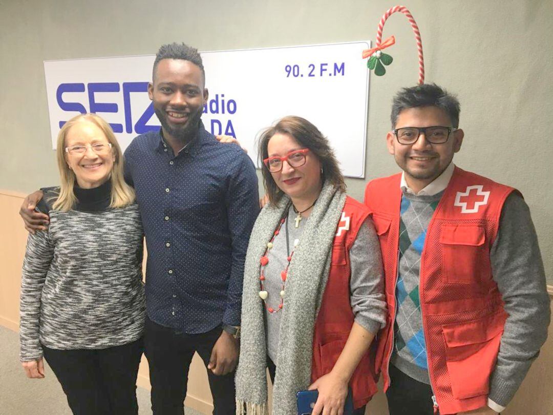 Abdú junto a voluntarios de Cruz Roja Elda