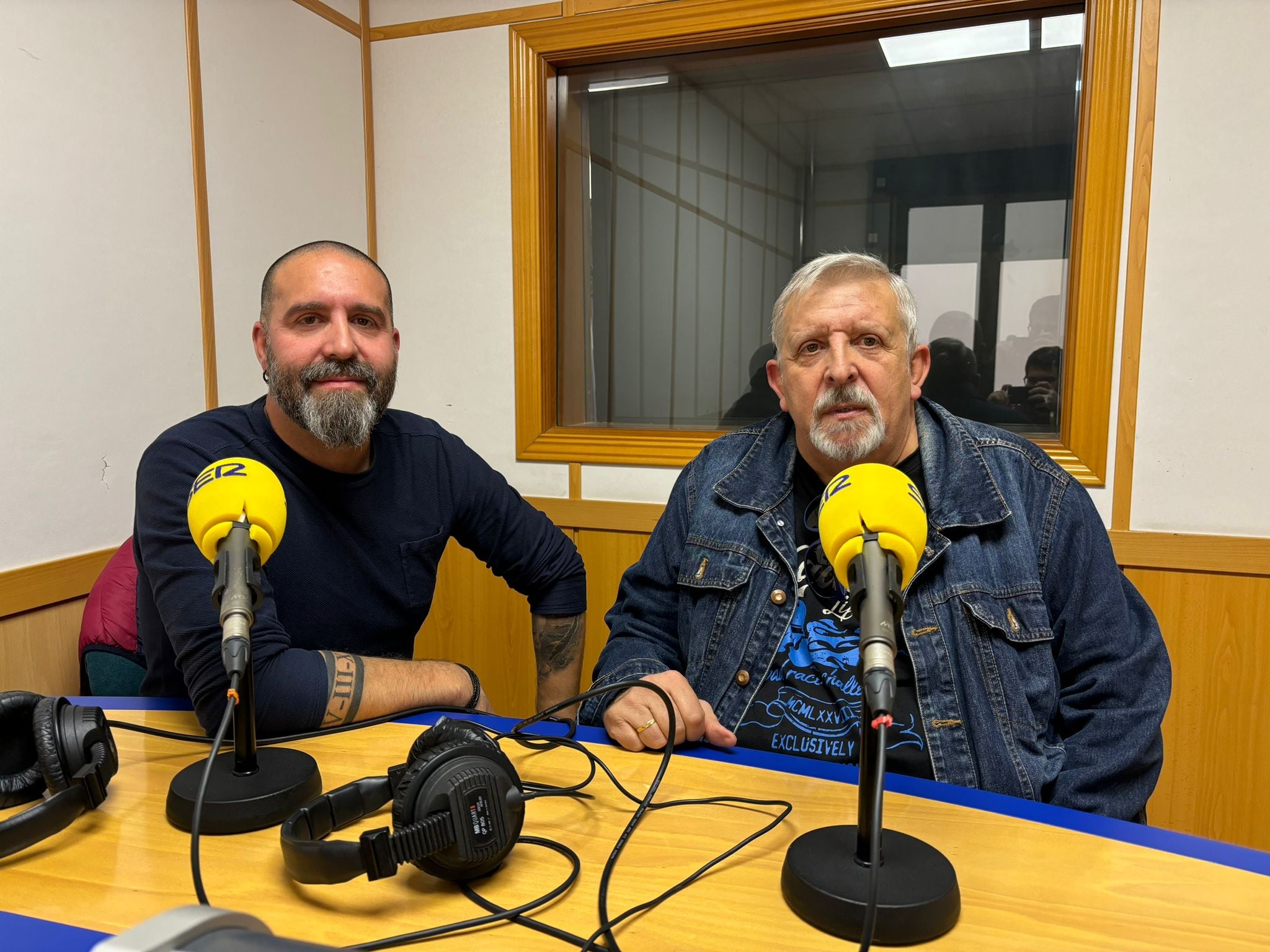 Manuel Peña Ortega y Manuel Peña Tello en los estudios de la Cadena Ser en Jaén.