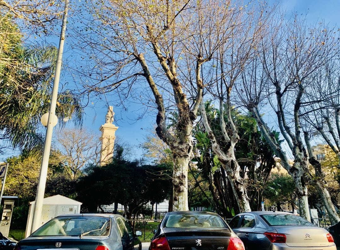 Coches aparcados en la plaza de España, con el monumento a las Cortes de fondo