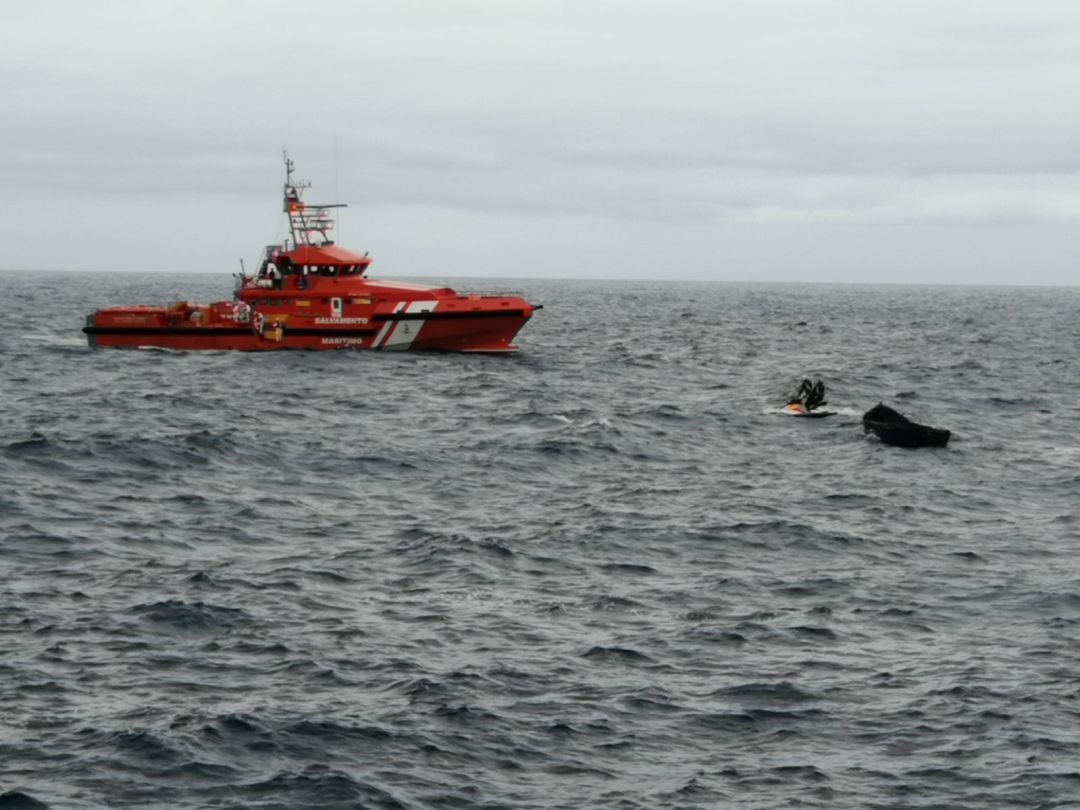 Imagen de archivo del rescate de una patera cerca de Lanzarote.