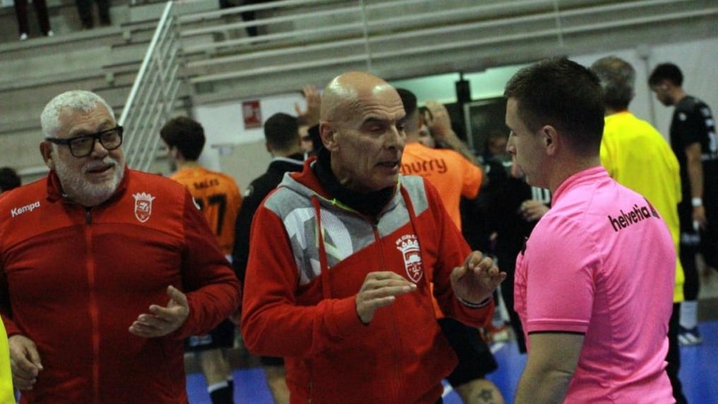 José Julio Espina (C) deja la disciplina del Bm. Elda - C.E.E