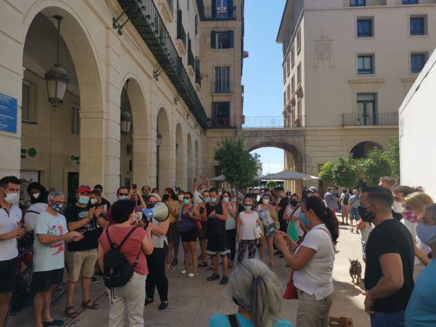 Concentración convocada por el Banco de Cuidados de Alicante en la Plaza del Ayuntamiento este domingo