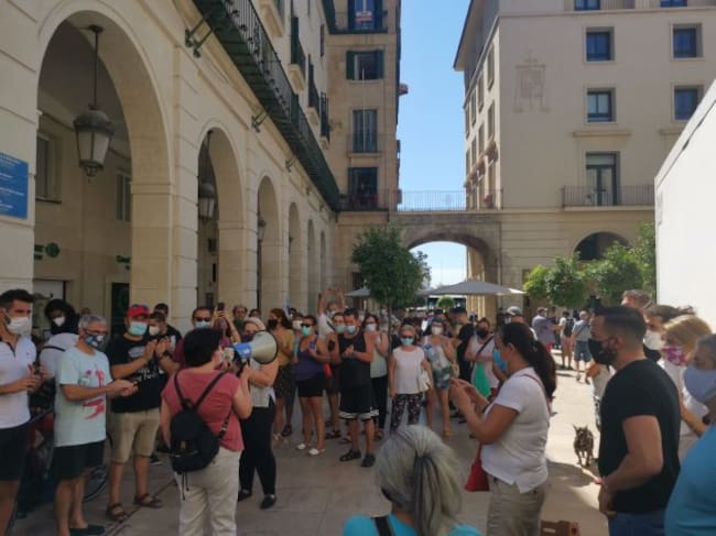 Concentración convocada por el Banco de Cuidados de Alicante en la Plaza del Ayuntamiento este domingo