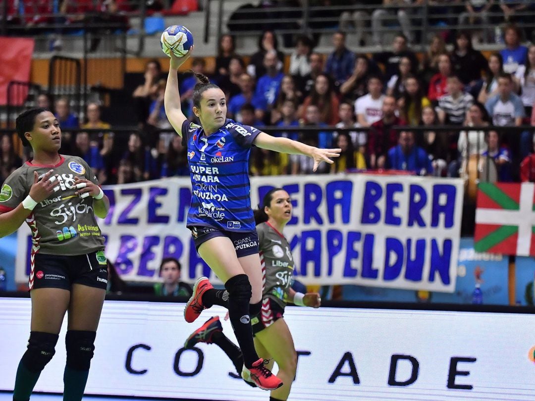 Uxue Ezkurdia lanza a portería en un partido de la fase final de la Copa de Barakaldo