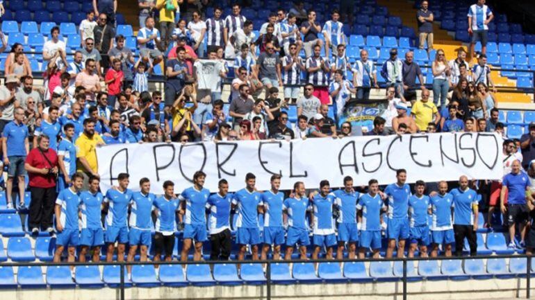 Los aficionados junto a los jugadores, en la grada del Rico Pérez