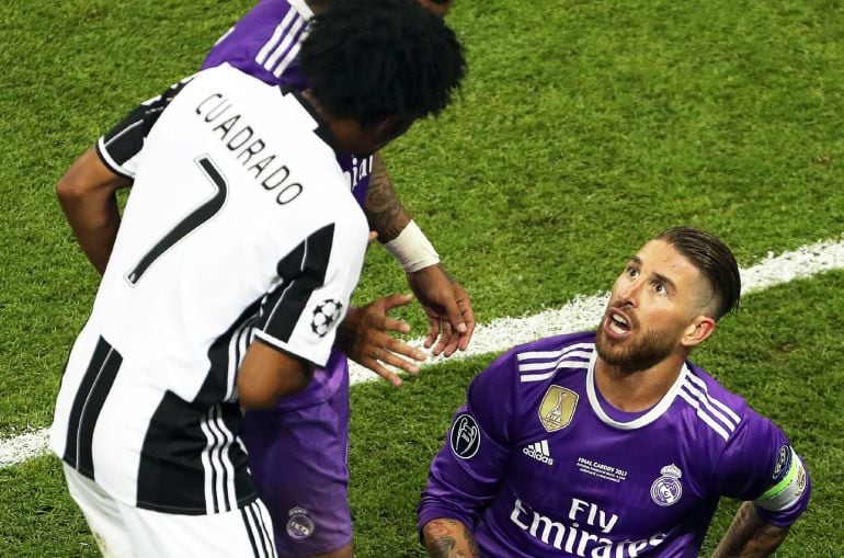 Sergio Ramos, en la acción con Cuadrado