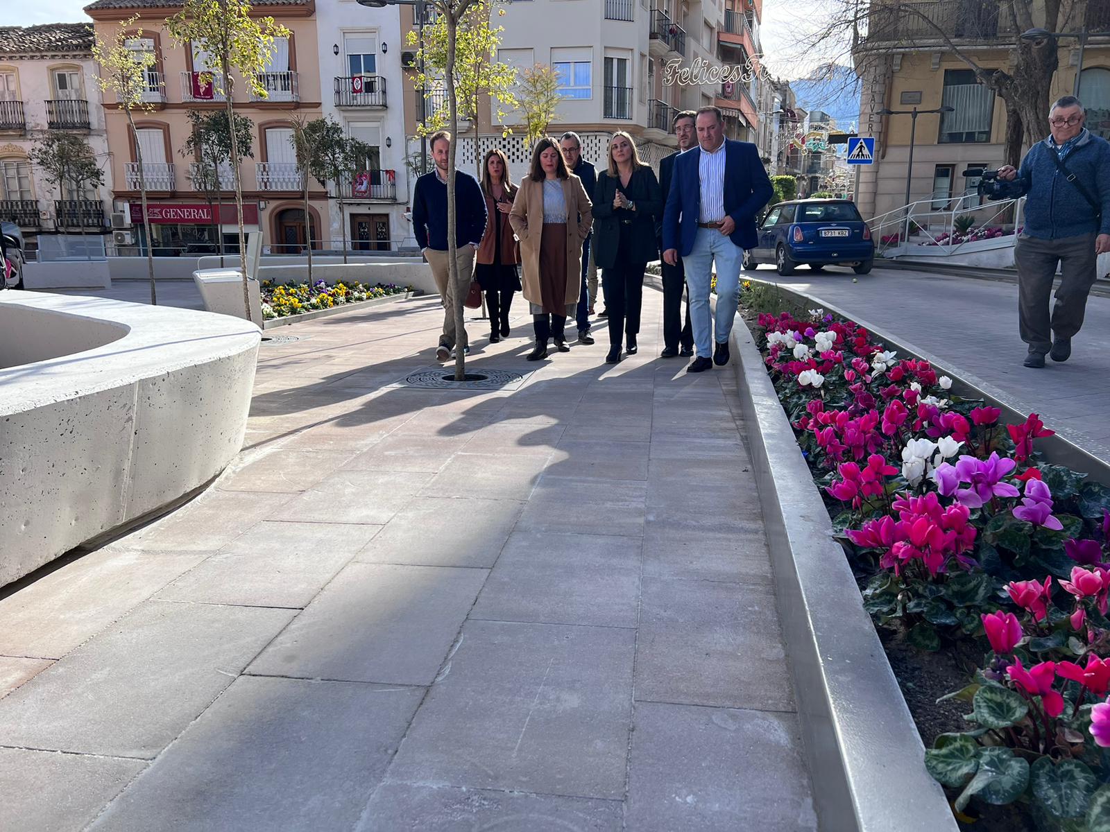 Consejera y alcaldesa, pasea por la remodelada Plaza de España de Jódar