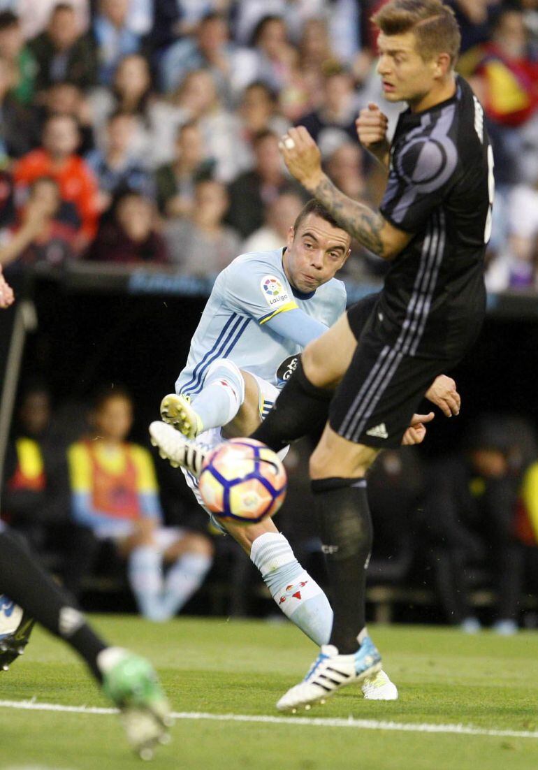 Iago Aspas intenta sorprender a Keylor Navas en el partido contra el Real Madrid