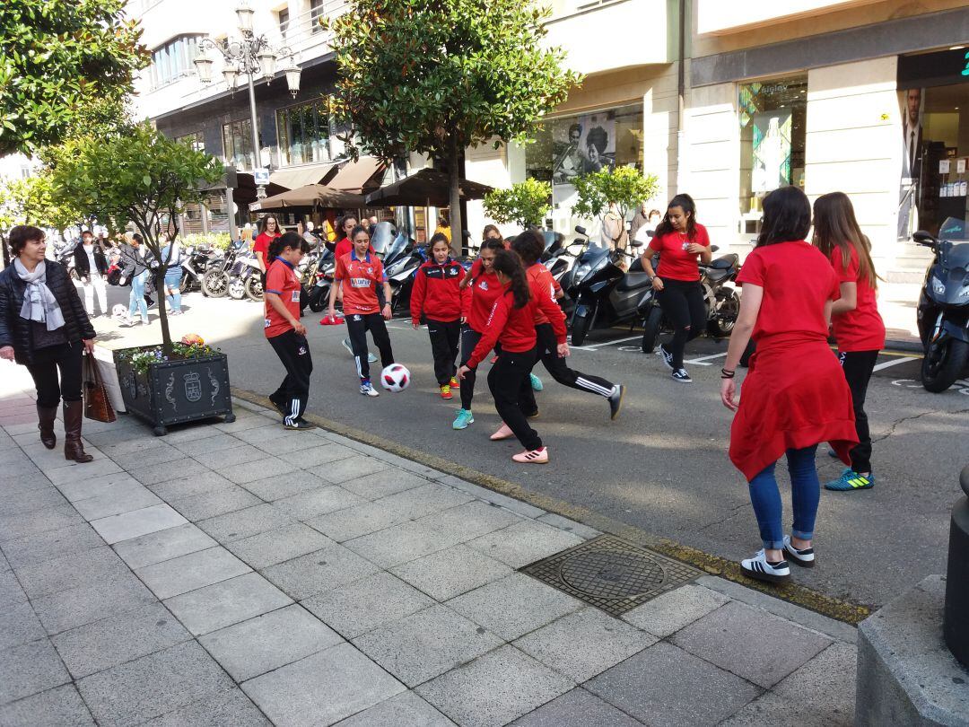 Las jugadoras han disputado un partidillo improvisado en la calle Fruela para llamar la atención sobre sus reivindicaciones.