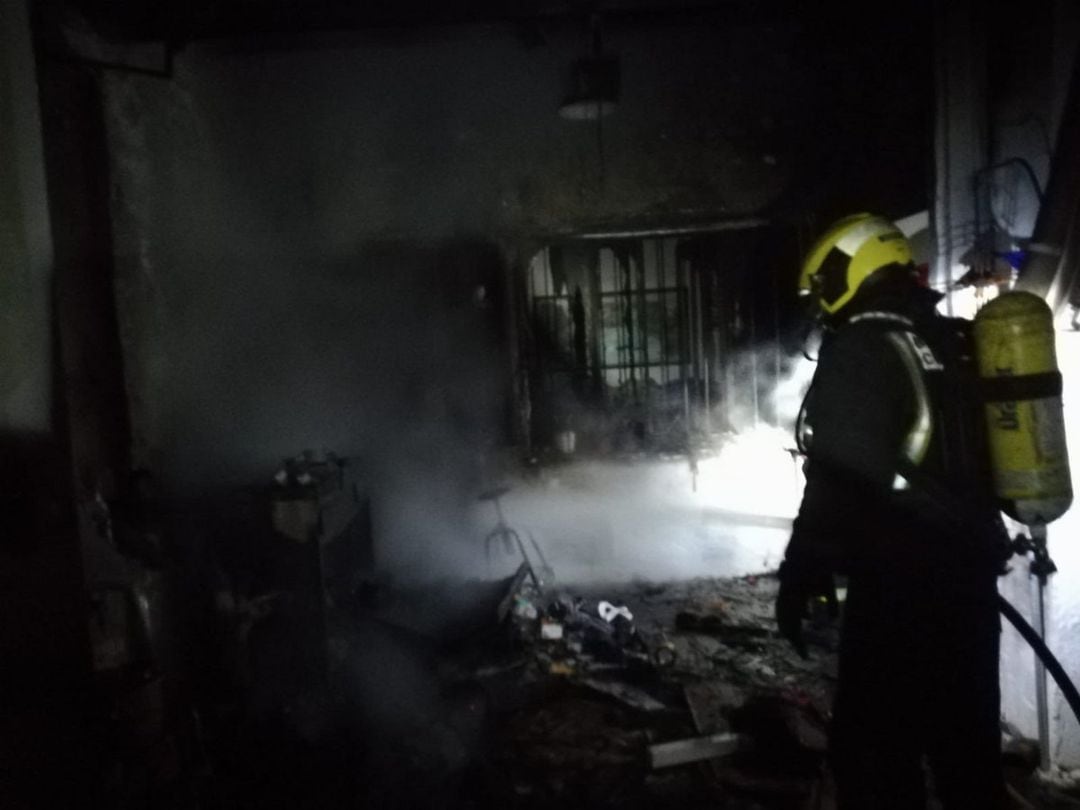 Imagen del incendio producido este domingo en la calle San Roque de Motilla del Palancar. 