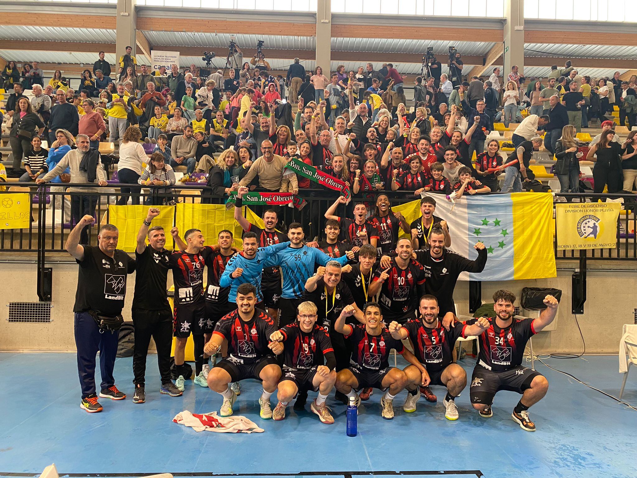 El LandBit Lanzarote celebrando su ascenso a División de Honor Plata.