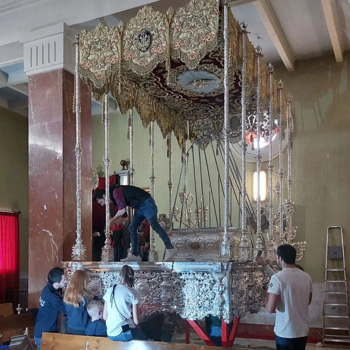 El paso de la Virgen de la Paz de la Borriquilla de Jaén, en los preparativos a su salida procesional.