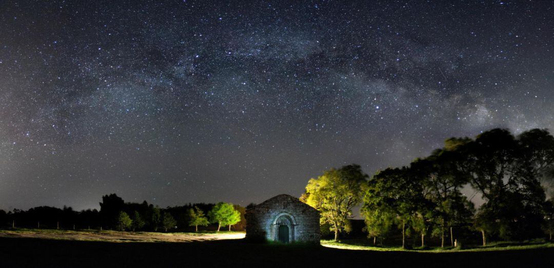 La Vía Láctea asoma la madrugada de este miércoles detrás de la ermita de Santo Antón de Mántaras, en el concello coruñés de Irixoa, donde los cielos despejados de los últimos días permiten contemplar el cielo nocturno en todo su esplendor.