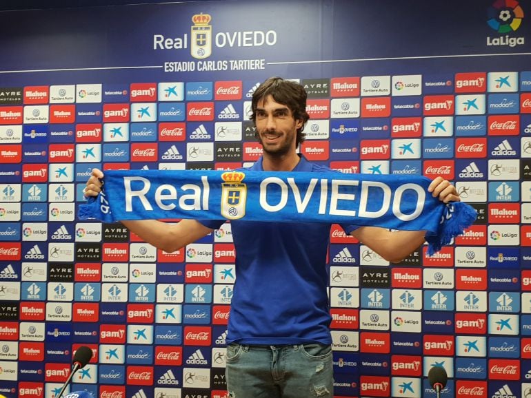 Carlos en su presentación con el Real Oviedo