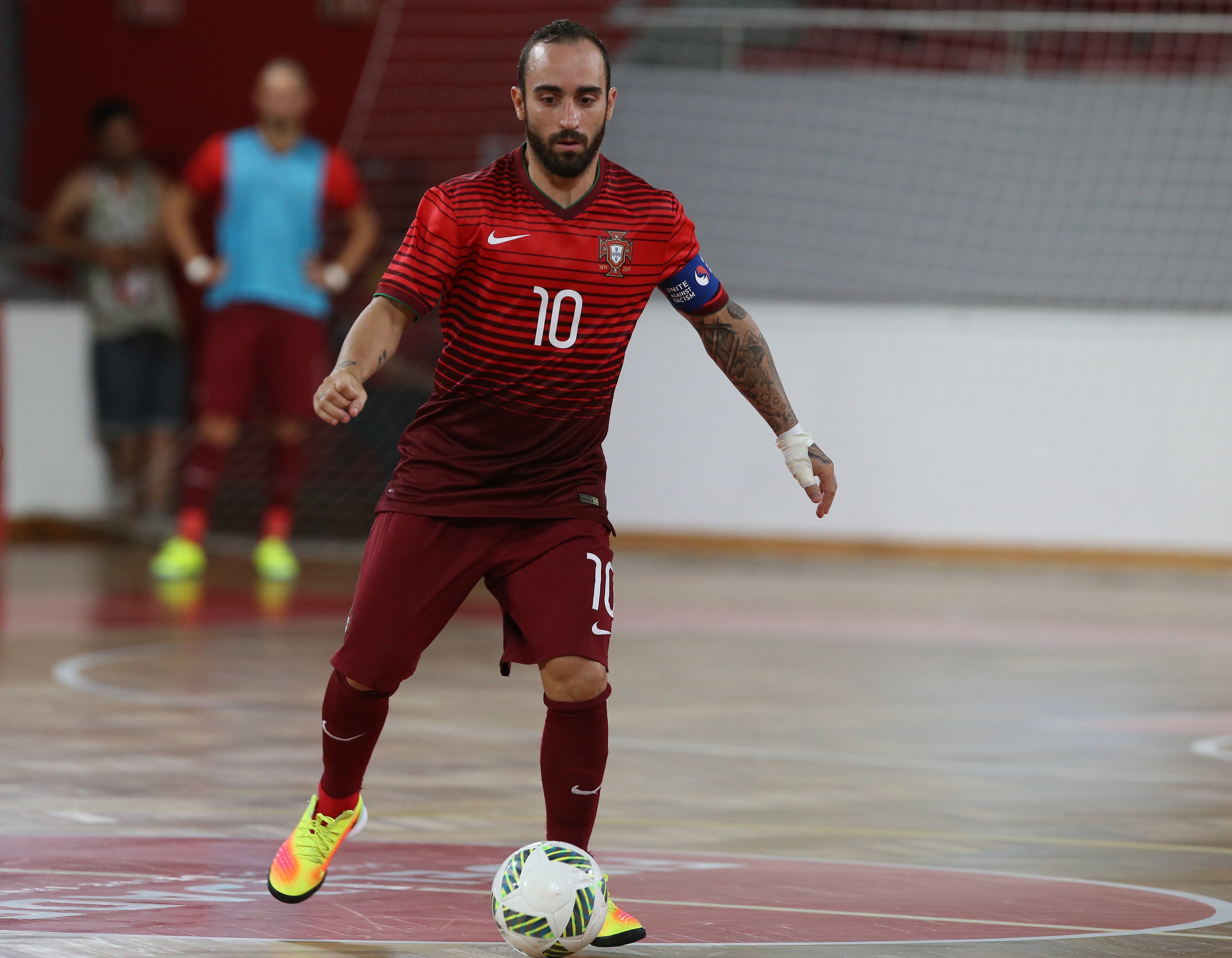 Ricardinho disputa un partido con Portugal