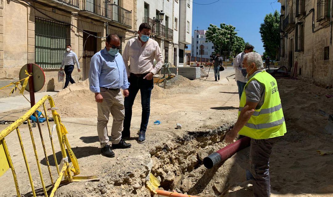 El diputado de Infraestructuras Municipales, José Castro (primero por la izquierda), acompañado del concejal de Obras, Marcial Morales, visitan una de las obras con cargo al PFEA.