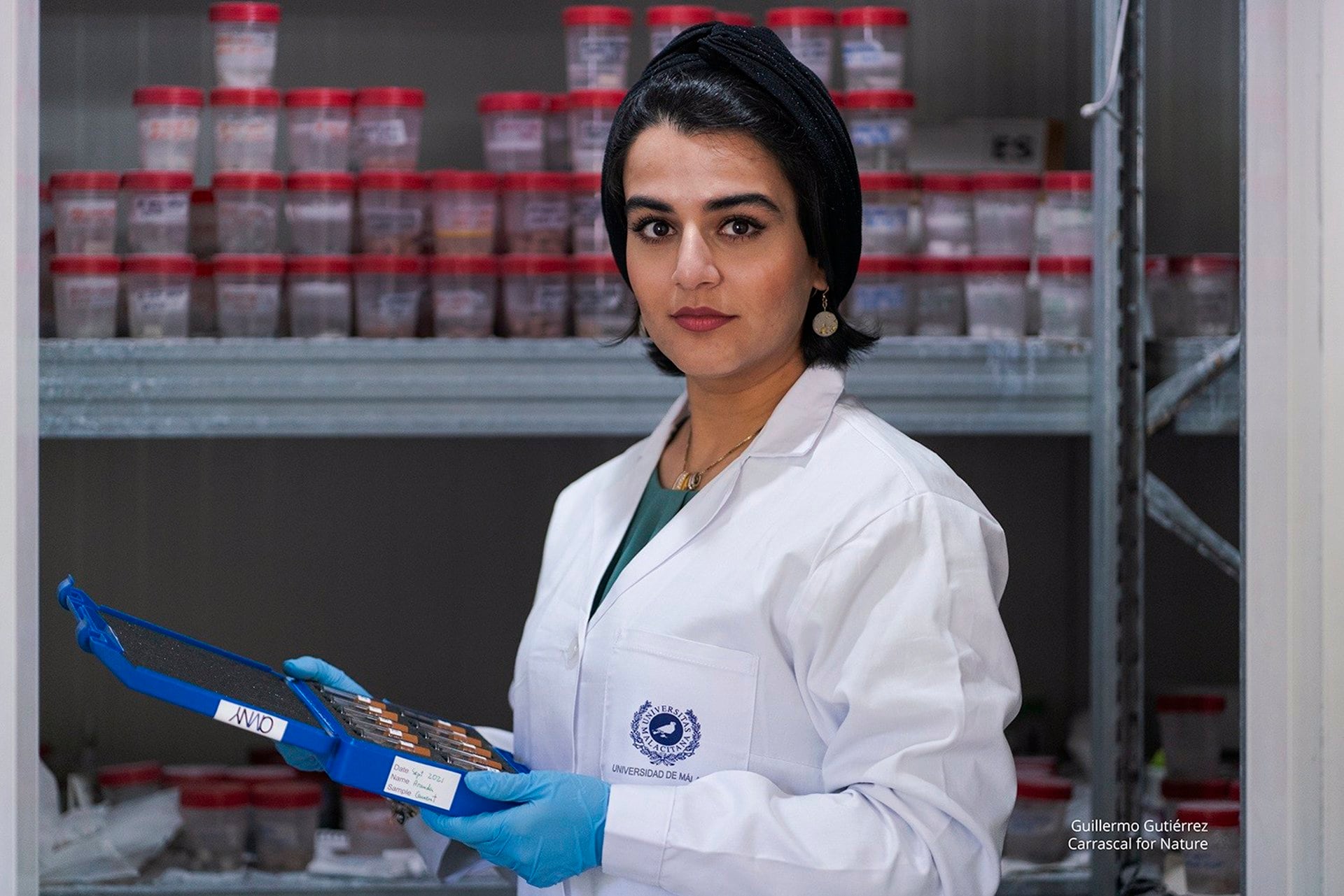 La joven científica Shiva Shirani, investigadora postdoctoral en ciencia de materiales e imágenes de rayos X de la Facultad de Ciencias de la UMA