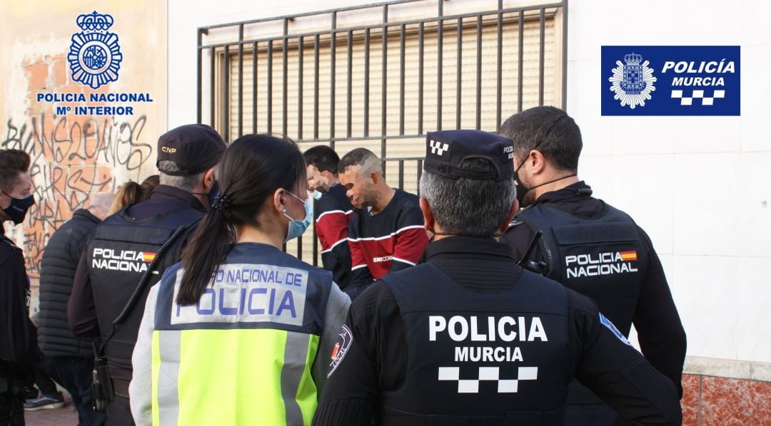 Los agentes durante la intervención policial en la que se detuvo a cuatro personas