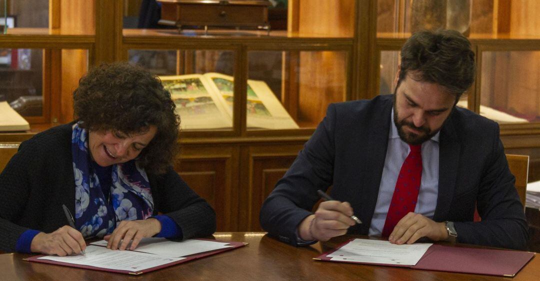 La rectora de la Universidad de Granada (UGR), Pilar Aranda, y el alcalde del Ayuntamiento de Bedmar y Garcíez, Juan Francisco Serrano, firman el acuerdo.