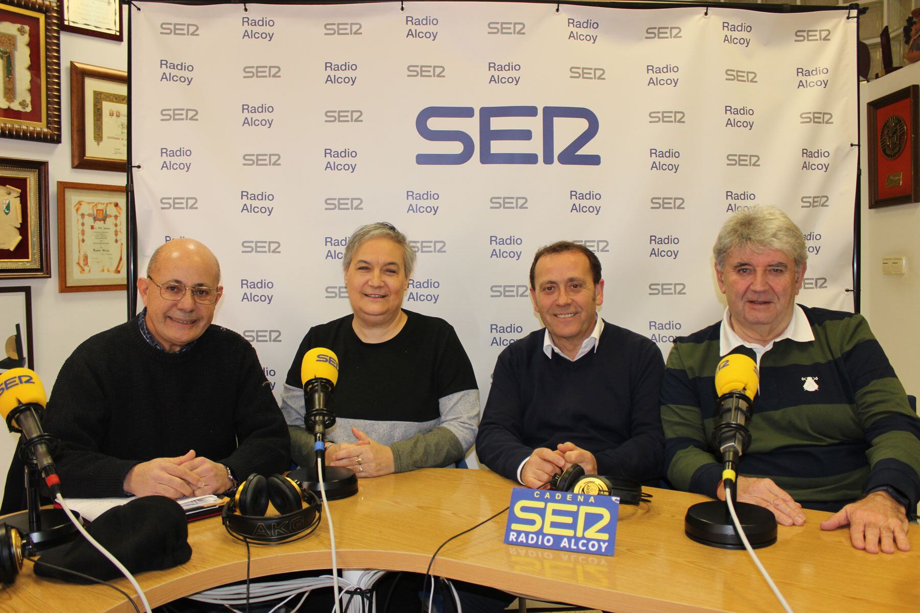 Alfonso Jordá, María Bolufer, Agustín Tárraga y José Luis Matarredona, en el estudio central de Radio Alcoy