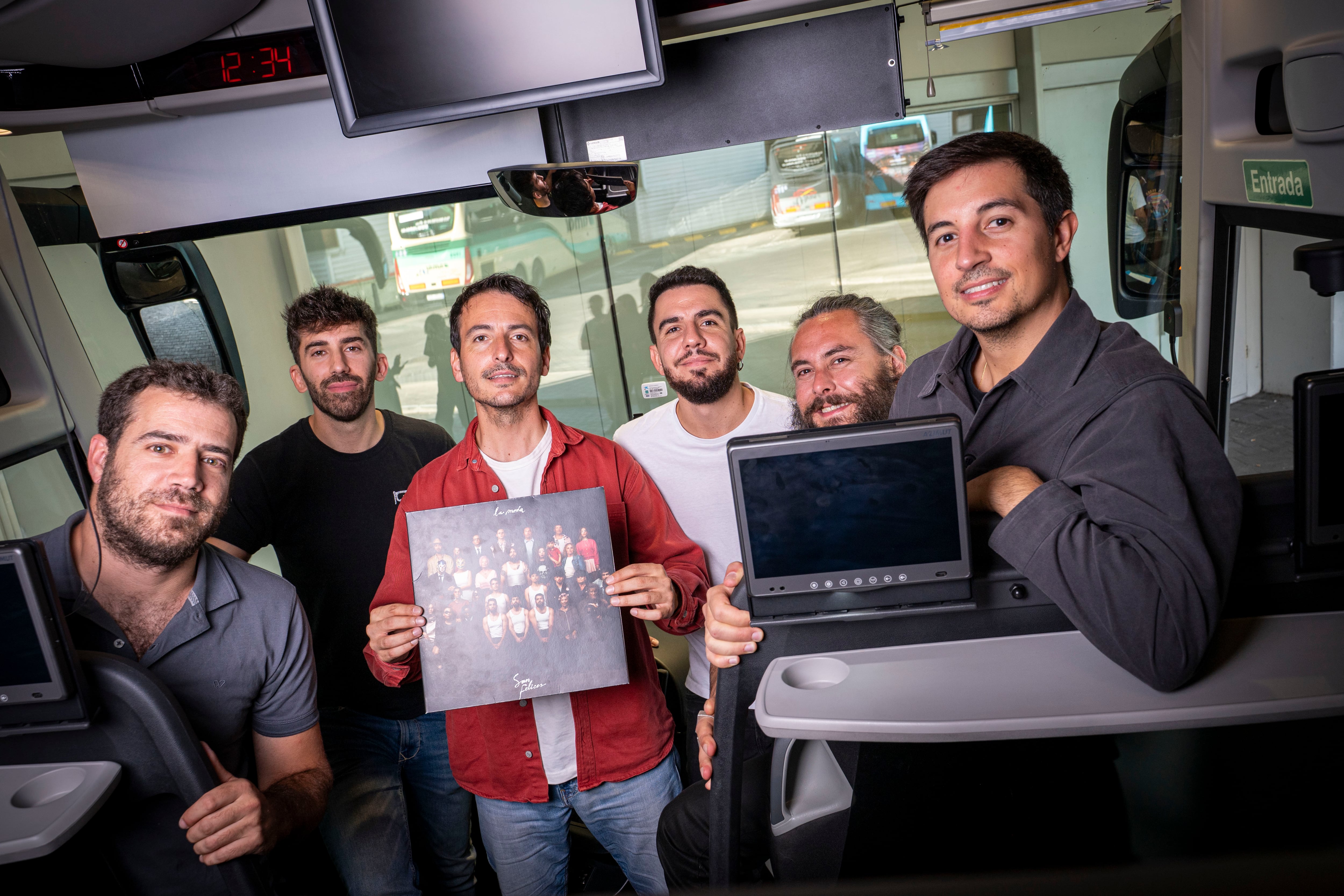 Los miembros del grupo con la portada del disco
