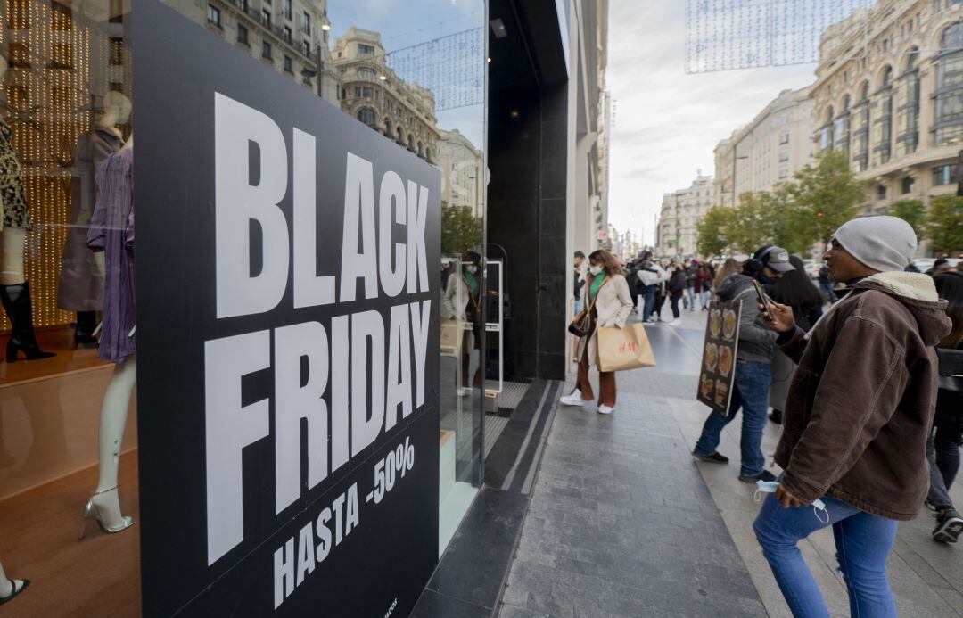 Un cartel publicitario anuncia rebajas con motivo del Black Friday