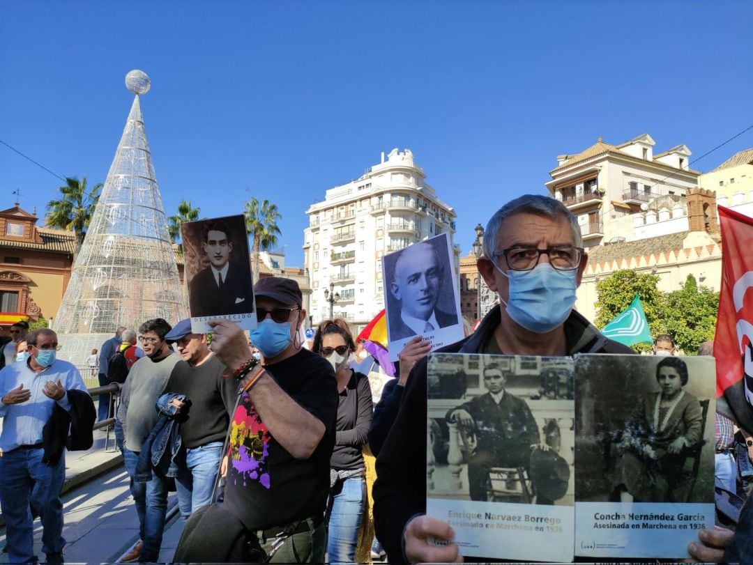 Participantes en la manifestación convocada en Sevilla esta mañana por las asociaciones memorialistas 