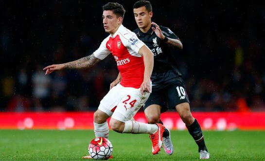 Héctor Bellerín conduce ante la presión de Coutinho